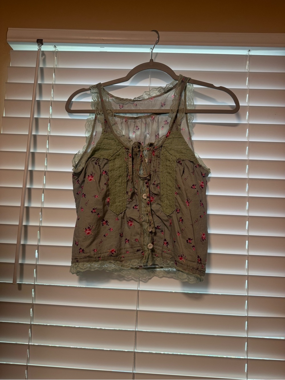 Floral Lace-Trim Sleeveless Top in Olive Green